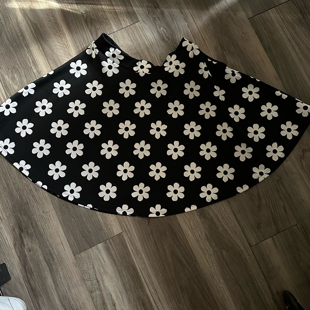 KTOO Black/White Daisy Skater Circle Skirt Size L